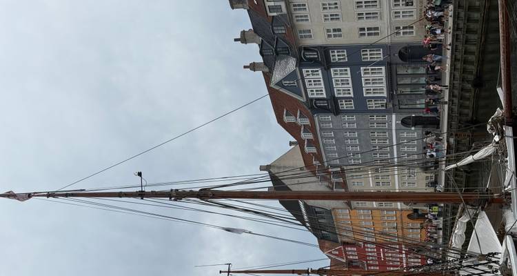 Bâtiments colorés le long d'un canal avec un bateau devant.