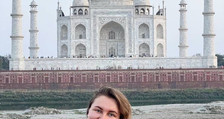 Mujer posando delante del Taj Mahal.