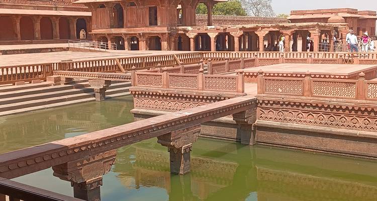 Rode zandstenen binnenplaats in historische Indiase architectuur.