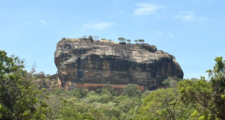 Rocher de Sigiriya entouré d'une végétation luxuriante.
