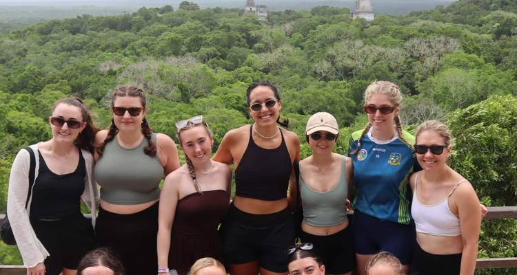 Gruppenfoto mit einer Kulisse aus üppigem Dschungel und sichtbaren Tempeln.