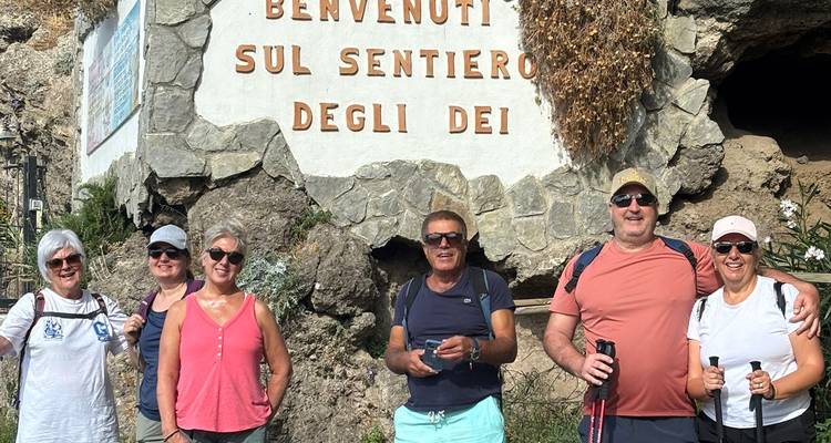 Groupe de randonneurs devant un panneau pour le sentier 'Sentiero degli Dei'.