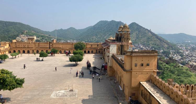 Patio del Fuerte de Ámbar con personas y vistas panorámicas.