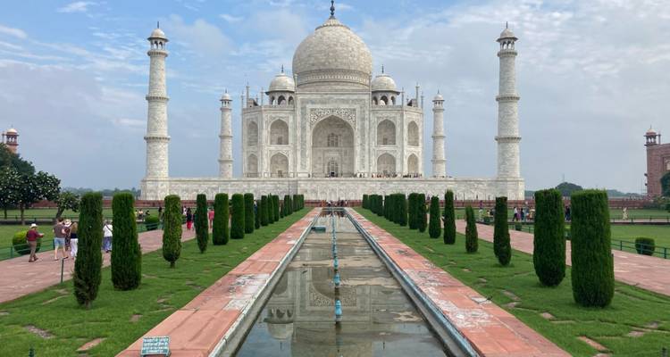 Le Taj Mahal avec des touristes et un bassin de réflexion.