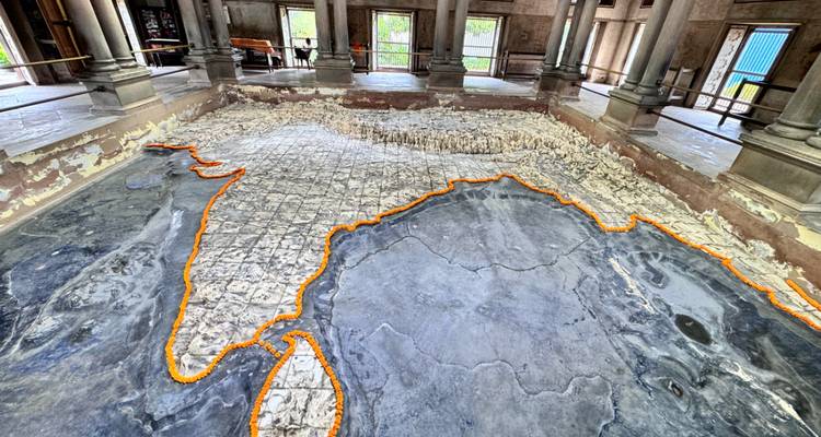 Carte de l'Inde sculptée au sol avec des colonnes environnantes.