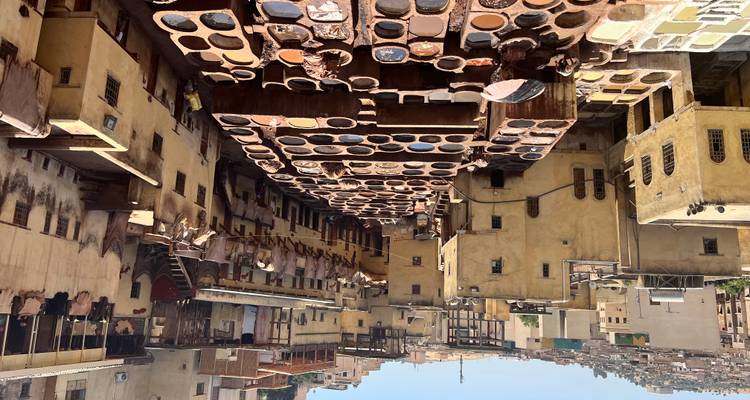 Vue aérienne de l'ancienne tannerie de Fès avec ses cuves de teinture traditionnelles.