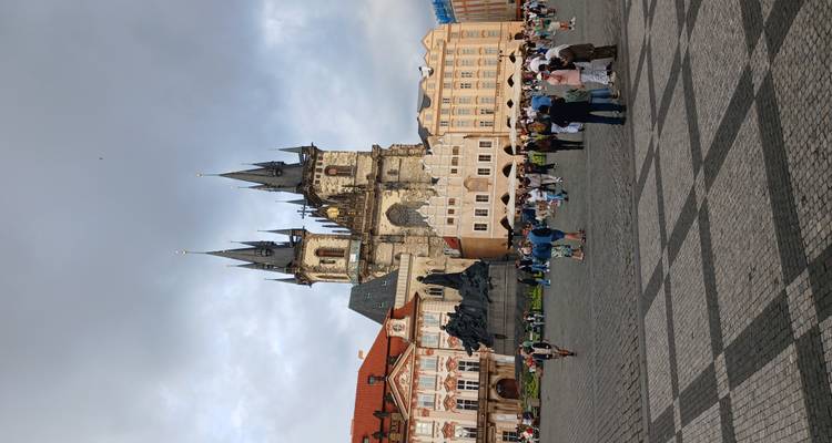 Place de la Vieille-Ville à Prague avec l'église Notre-Dame-du-Týn et des touristes.