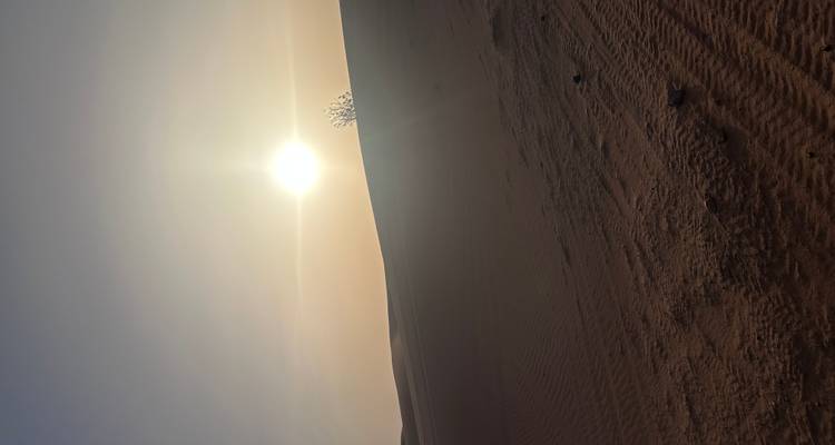 Coucher de soleil sur les dunes de sable dans le désert.