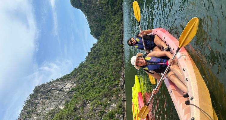 Twee mensen aan het kajakken in Halong Bay.