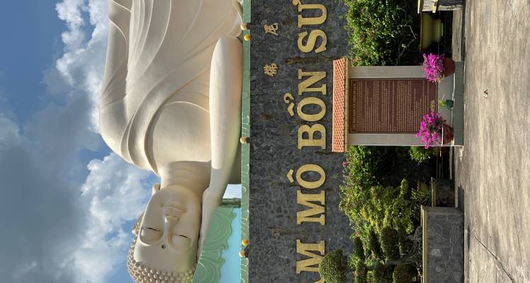 Een grote liggende Boeddhabeeld.