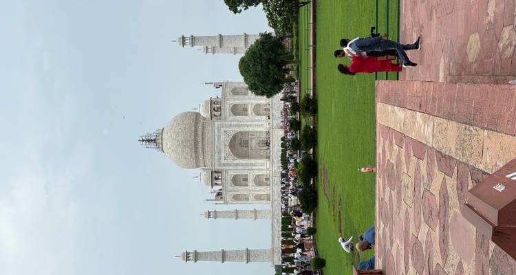 Le Taj Mahal avec des gens autour de la zone.