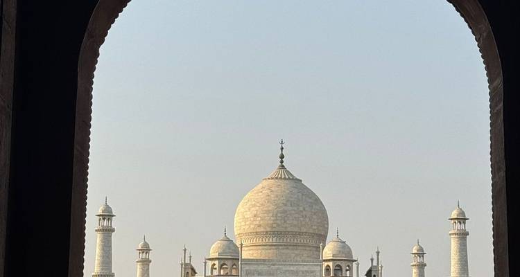 Le Taj Mahal encadré par une arcade à Agra, en Inde.