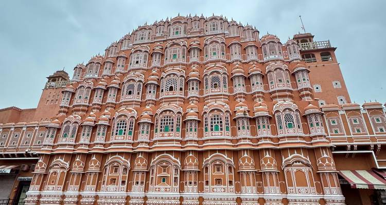 Façade ornée du Hawa Mahal, un palais historique à Jaipur.