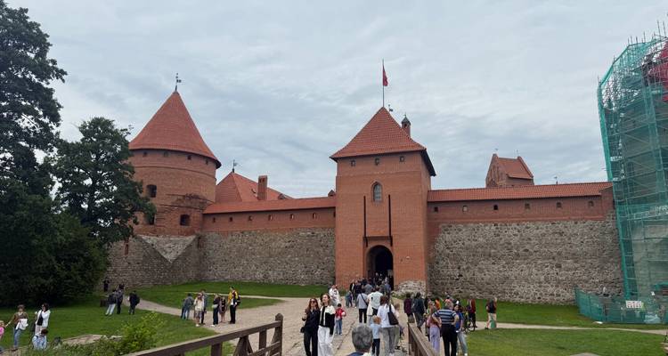 Château de l'île de Trakai avec des visiteurs.