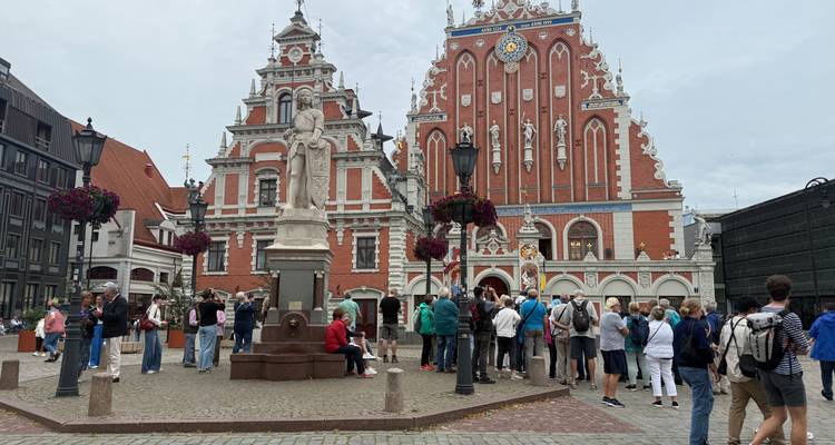Place de la ville avec bâtiments historiques à Riga.