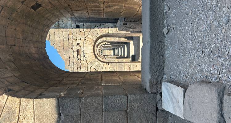 Arches de pierre anciennes avec motif répétitif.