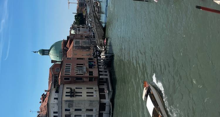 Vue pittoresque d'un canal avec un bateau à Venise.