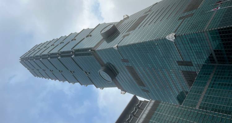 Gratte-ciel Taipei 101 s'élevant vers le ciel.