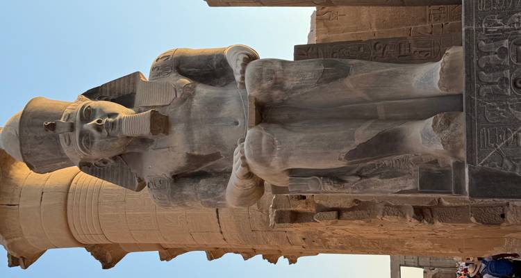 Statue d'une figure égyptienne antique dans un temple.