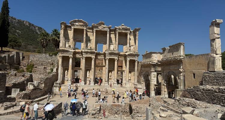 Bibliothèque de Celsus avec des touristes explorant le site.