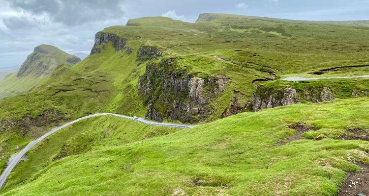 Route de montagne pittoresque avec une végétation luxuriante.