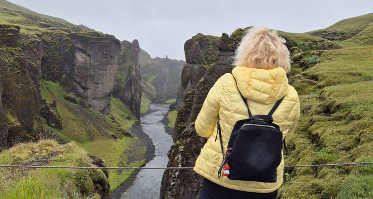 Personne sur un point de vue au-dessus d'un canyon.