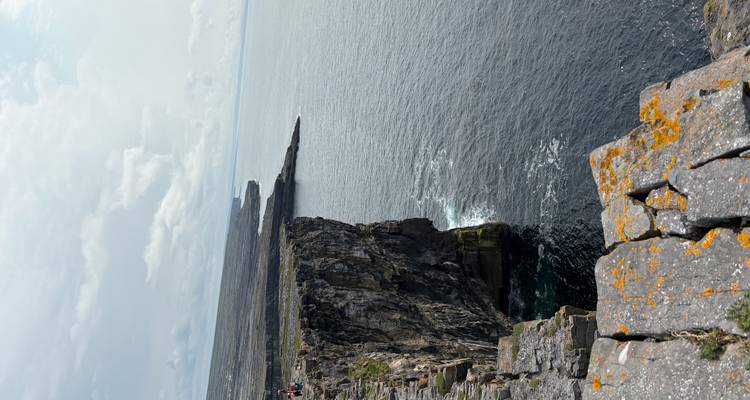 Falaises spectaculaires surplombant l'océan.