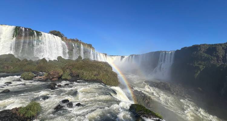 Cascada con arcoíris sobre el río.