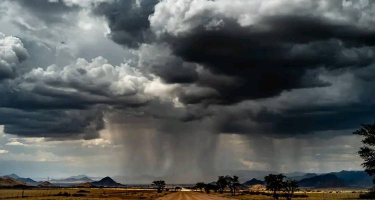 Paysage dramatique avec des nuages d'orage et de la pluie au loin.