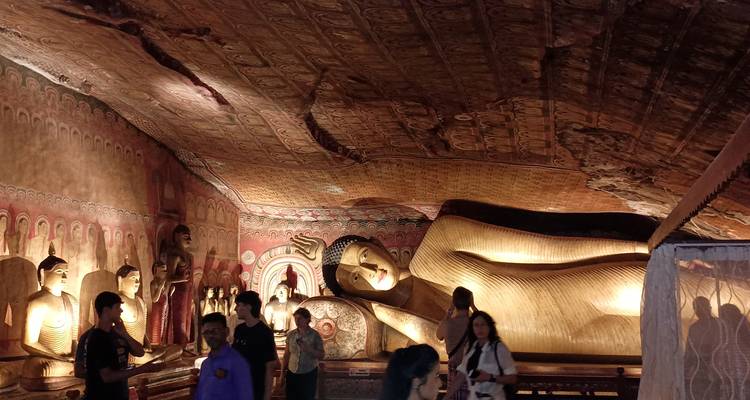 Interior de un templo con una estatua de Buda reclinado.