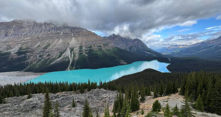 Beautiful lake with striking turquoise water surrounded by mountains.
