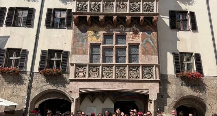 Foto grupal frente a un edificio histórico con fachada intrincada.