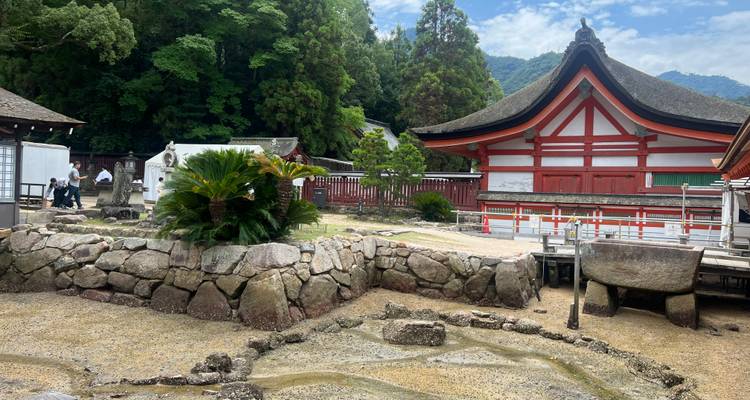 Traditionele Japanse architectuur in een serene tuinomgeving.