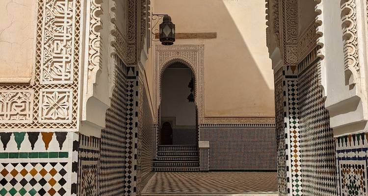 Aufwändig gefliester Eingang mit geschnitzten Bögen.