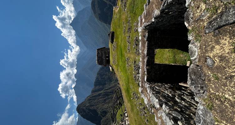 Vue panoramique des ruines du Machu Picchu et des montagnes.