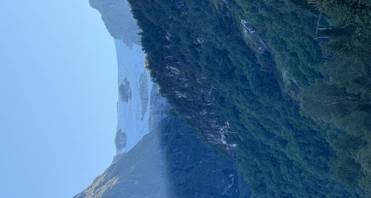 Paysage de montagne avec un glacier en arrière-plan.