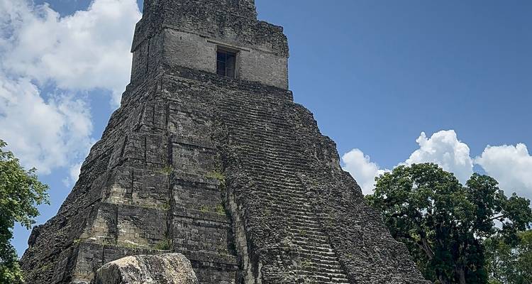 Escalier de pyramide de pierre ancienne sous un ciel bleu.