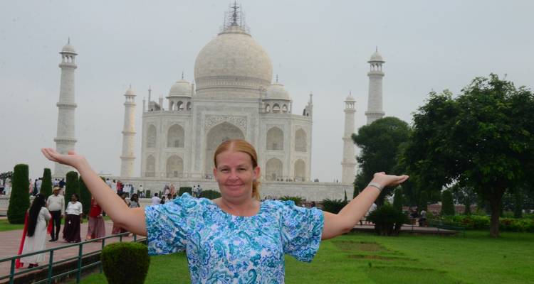 Personne posant devant le Taj Mahal.