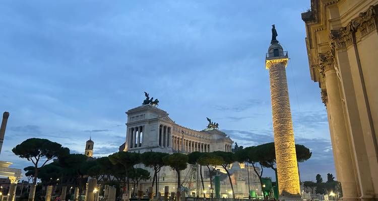 Vue d'un monument historique avec colonne.