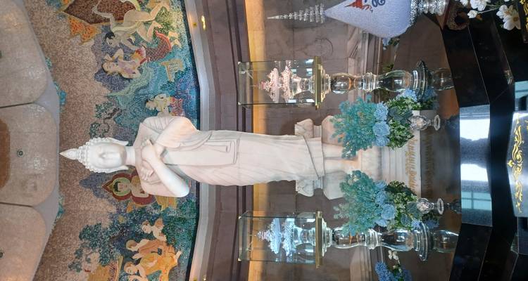 Estatua de Buda con decoraciones intrincadas en un templo.