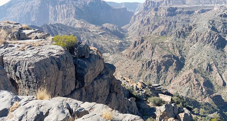 Falaises et canyons spectaculaires sous un ciel dégagé.