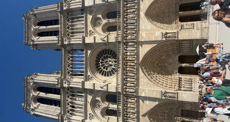Cathédrale Notre-Dame avec des touristes rassemblés devant.
