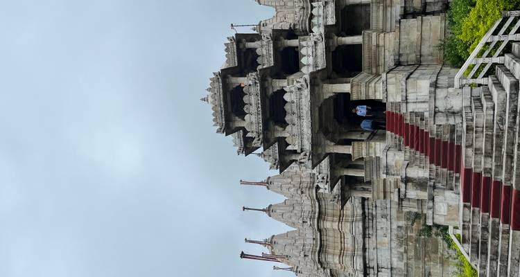 Komplizierter Steintempeleingang mit roten Treppen und Schnitzereien.