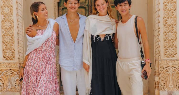 Amigos posando en una entrada ornamentada.