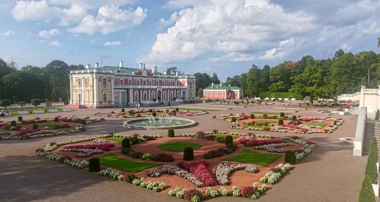Hermoso jardín con flores coloridas y un palacio.