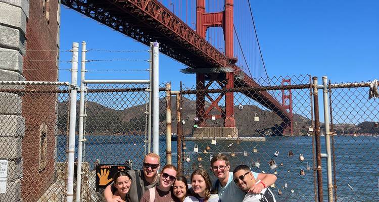 Grupo de personas en el Puente Golden Gate.