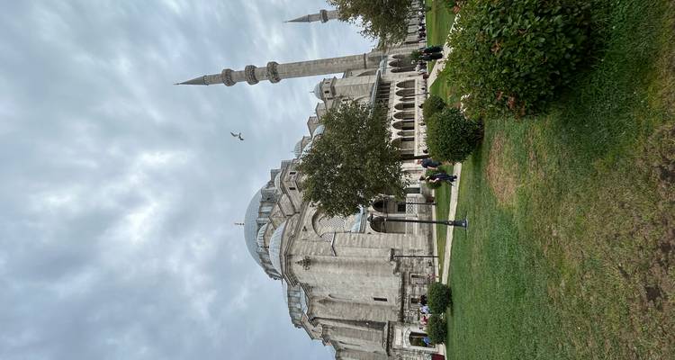 Una gran mezquita con múltiples minaretes y un cielo nublado en Estambul, Turquía.