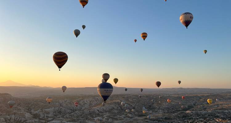 Globos aerostáticos flotando al amanecer sobre Capadocia, Turquía.