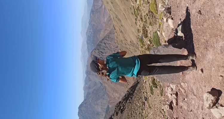Une femme profitant de la vue sur un paysage montagneux.