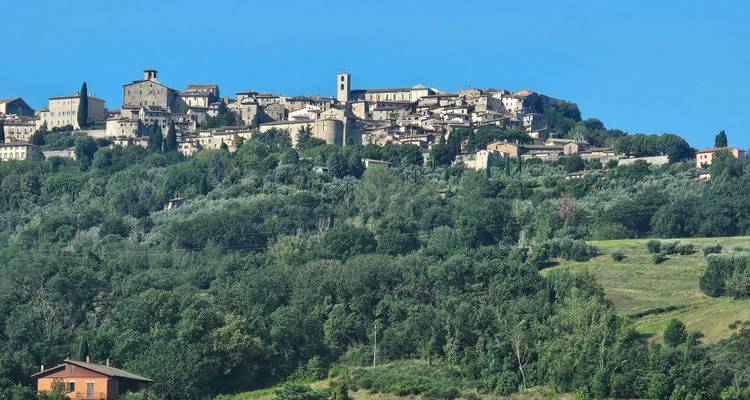 Pueblo medieval en la Toscana en lo alto de una ladera.